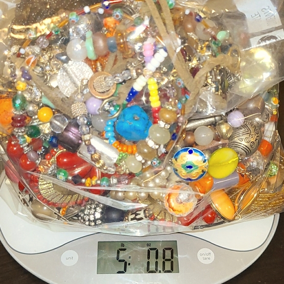 5 pounds of beaded and vintage jewelry - Picture 1 of 12